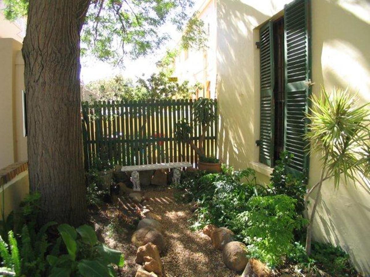 Oak Backpackers Hostel *