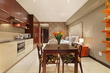 Cape Eazi Stayz Icon Hotel 4*