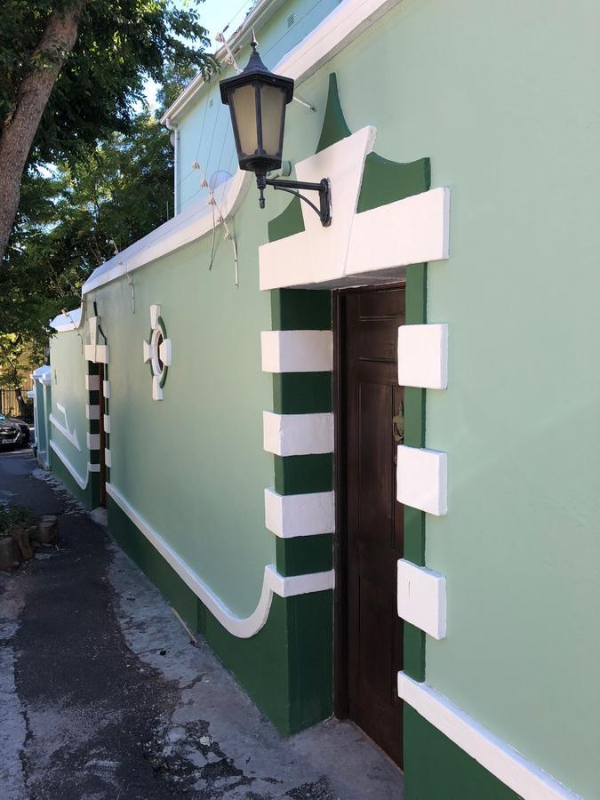 Oak Backpackers Hostel *
