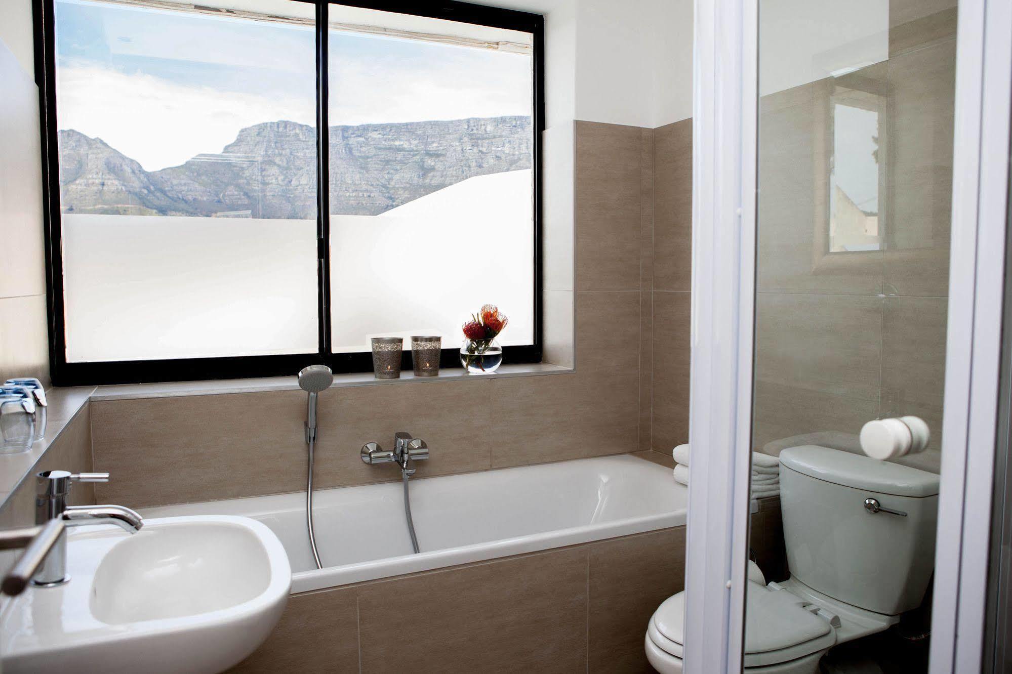 Upperbloem And Guest house 3*