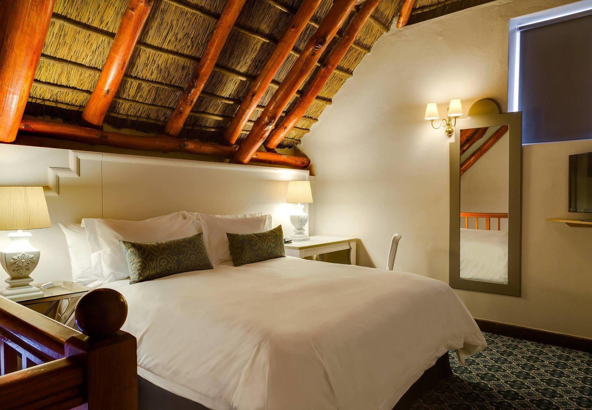 Protea Mowbray Hotel 4*