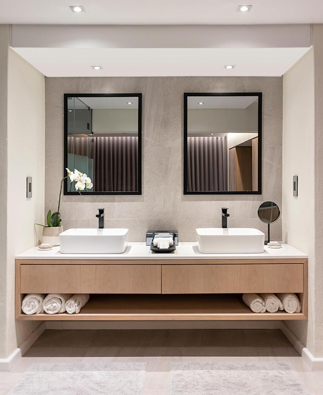 Hollywood Mansion & Camps Bay *