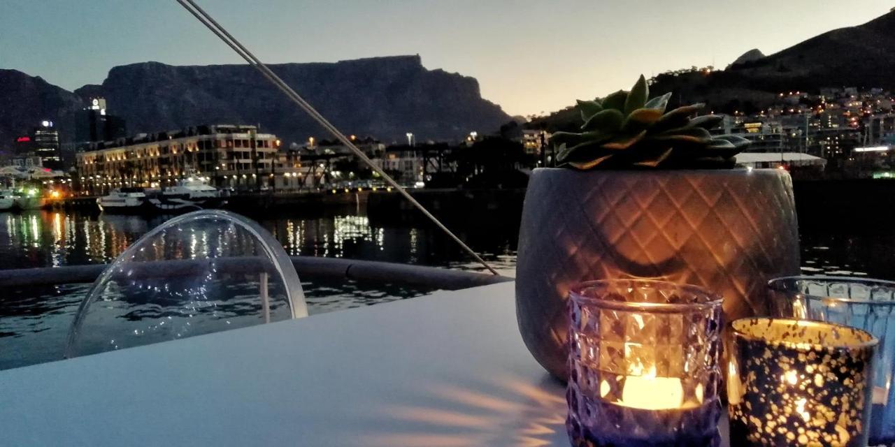 Jackie O Classic Luxury Yacht & Boutique Botel *