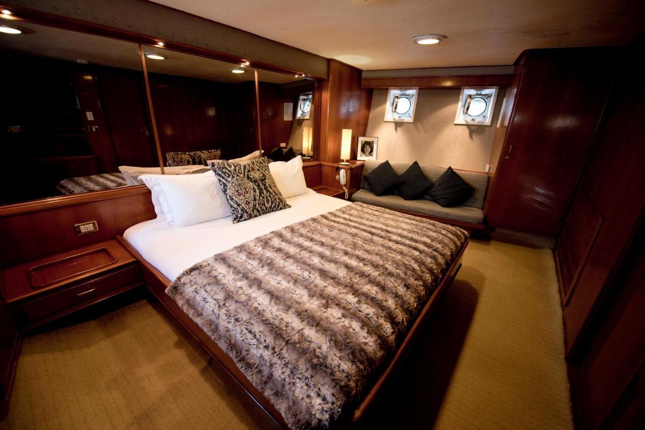 Jackie O Classic Luxury Yacht & Boutique * Cape Town
