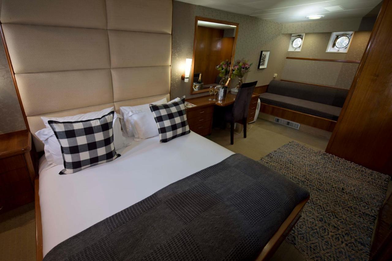 Jackie O Classic Luxury Yacht & Boutique *