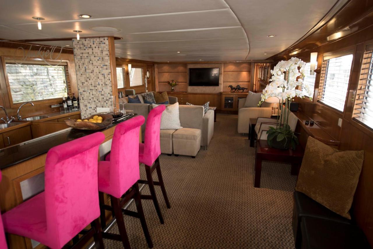 Botel Jackie O Classic Luxury Yacht & Boutique