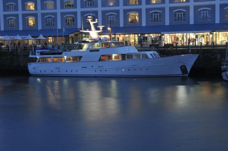 Jackie O Classic Luxury Yacht & Boutique *