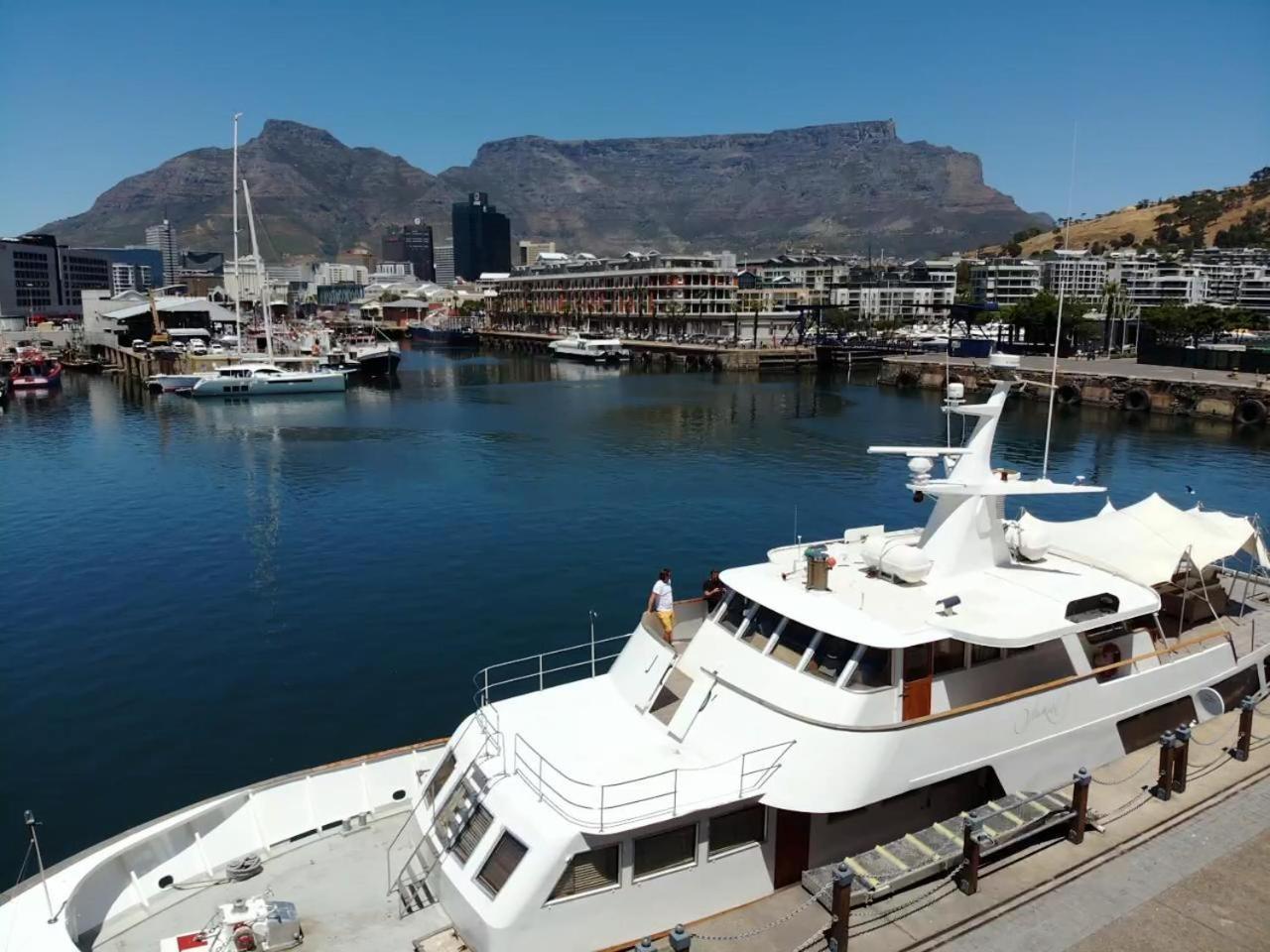 Jackie O Classic Luxury Yacht & Boutique * Cape Town