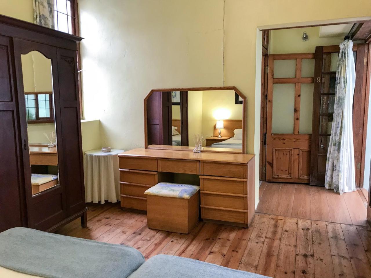 Oak Backpackers Hostel *