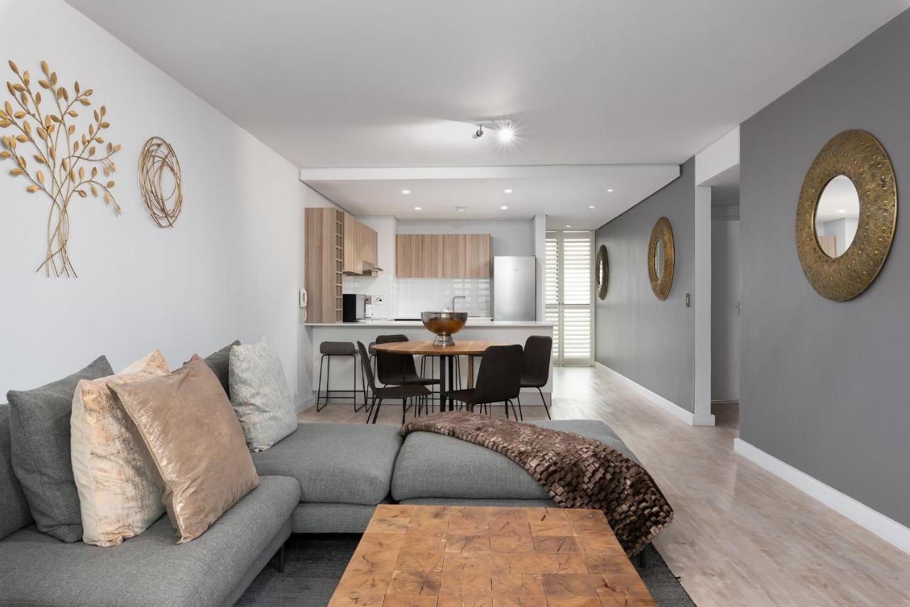 Greenwich Square Luxury Apartment *
