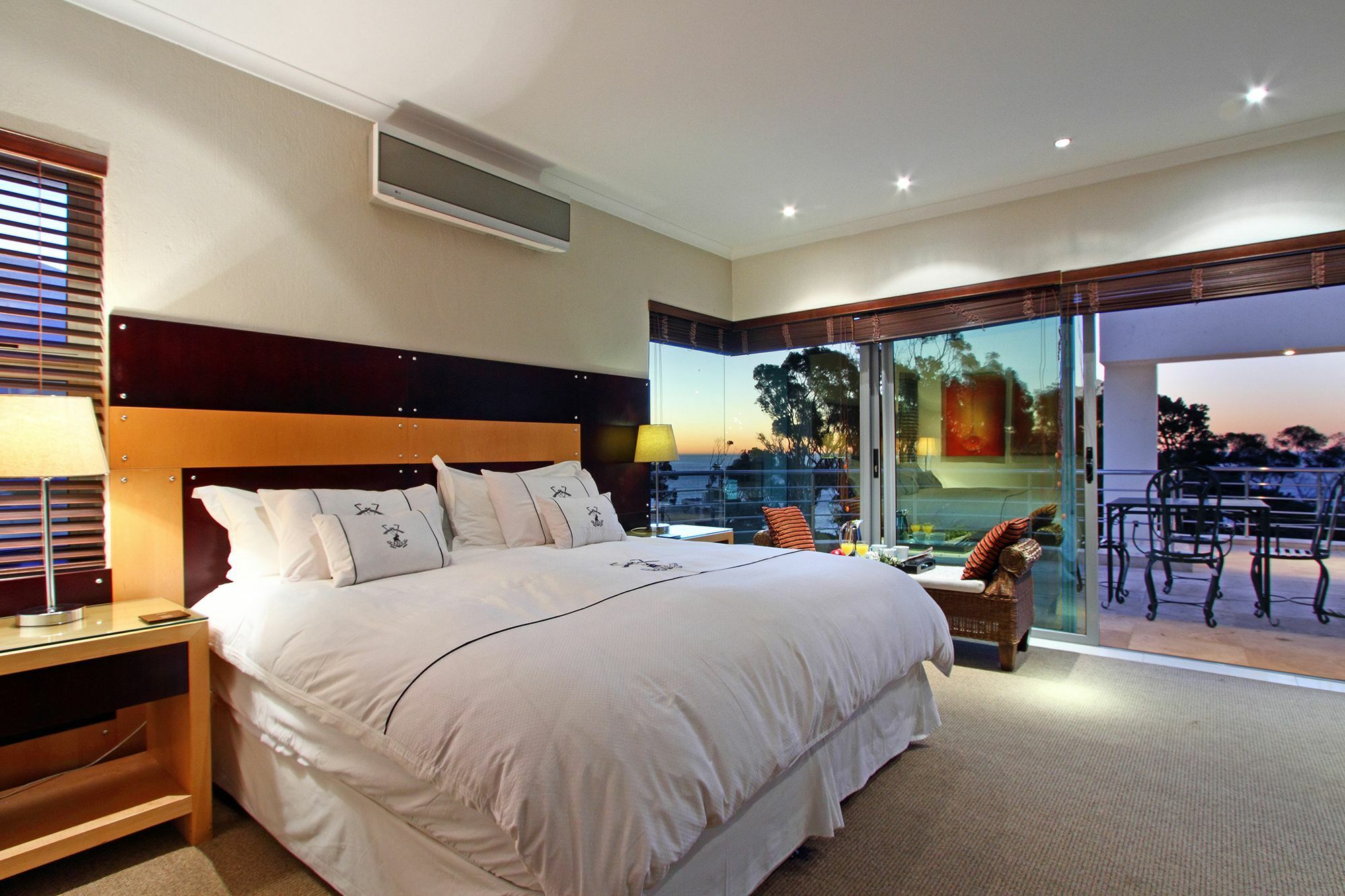 Hollywood Mansion & Camps Bay *