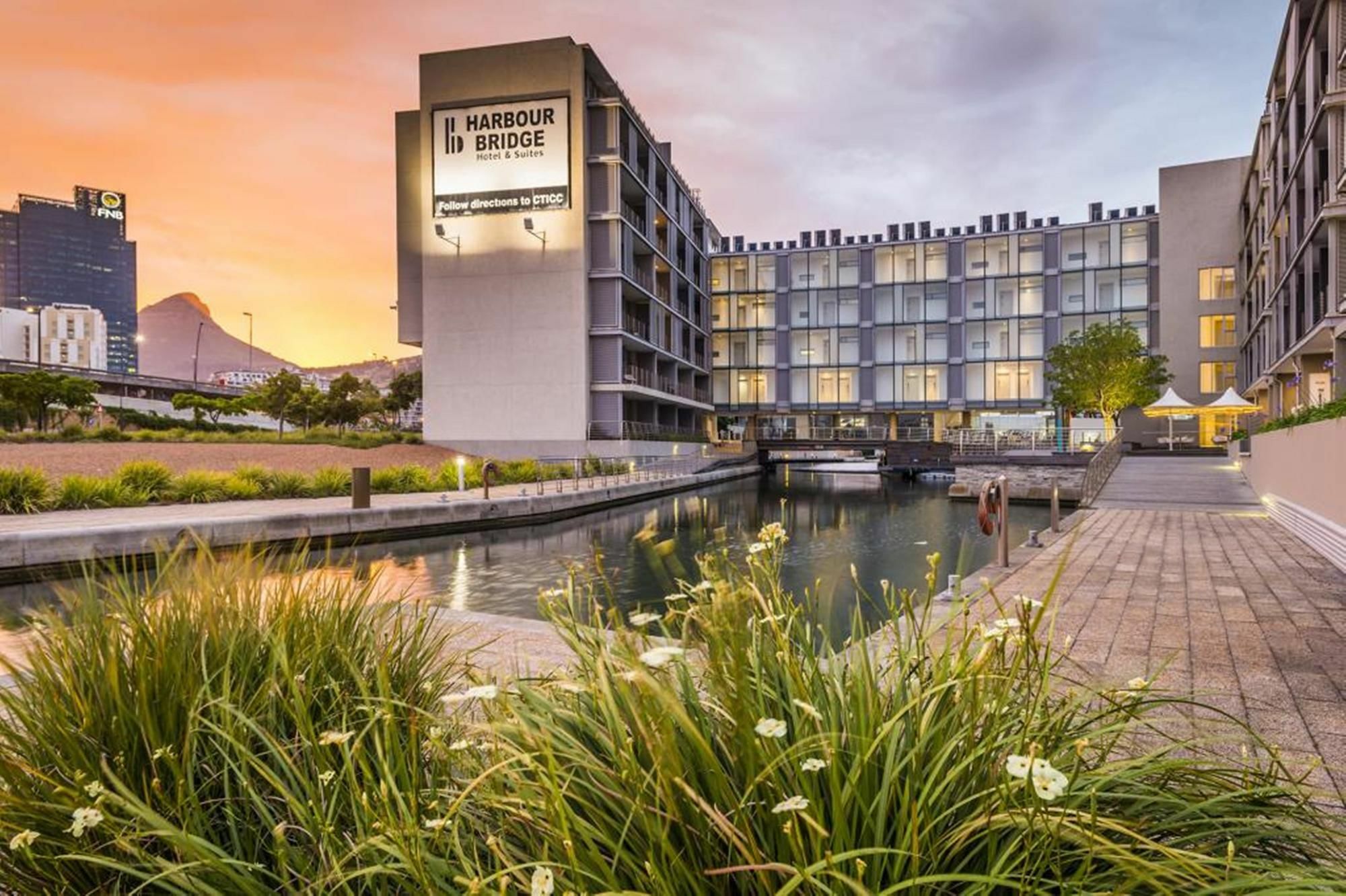 214 Harbour Bridge Apartment Cape Town