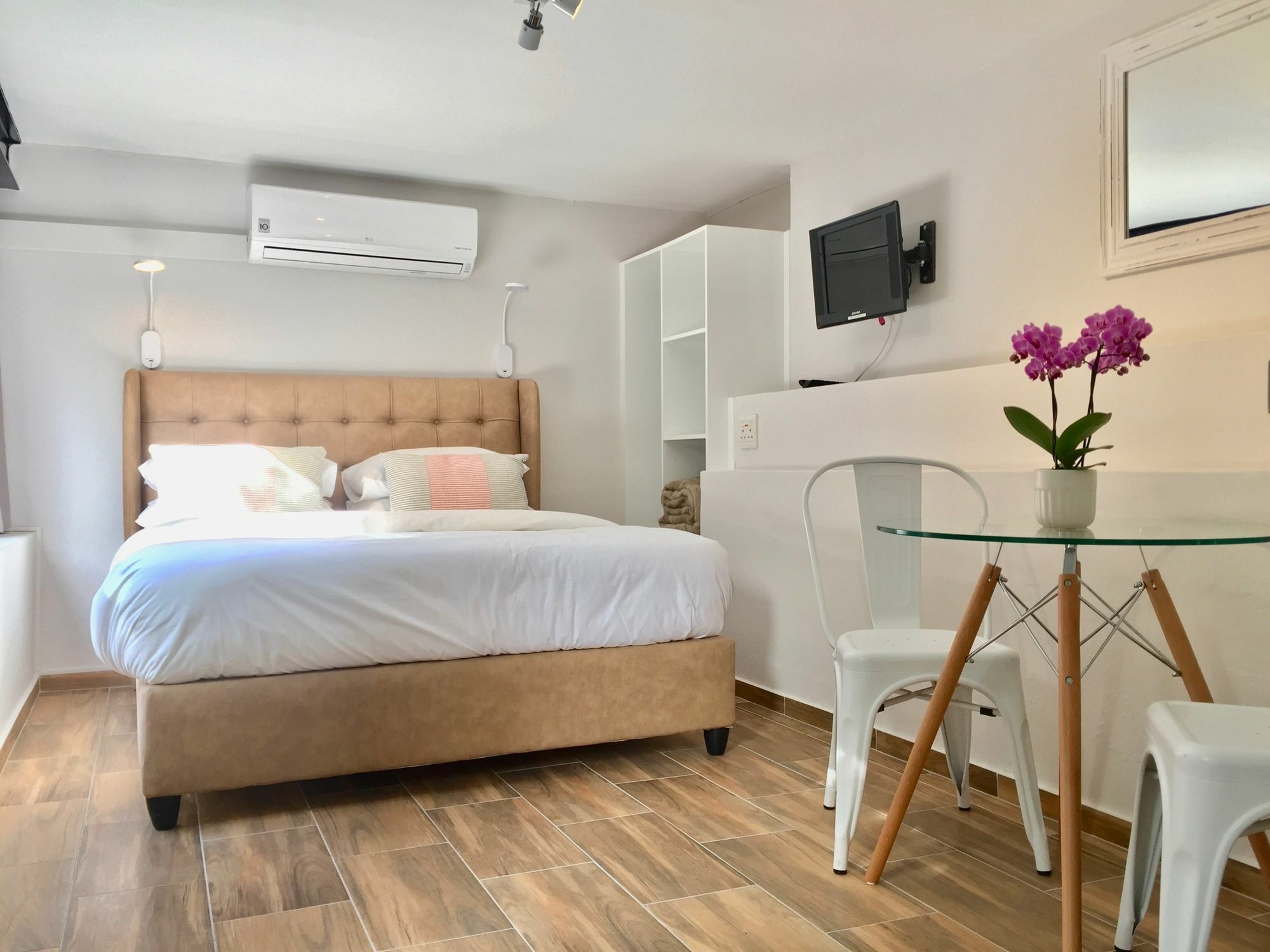 Urban Oasis At Windburg Suites Apartment
