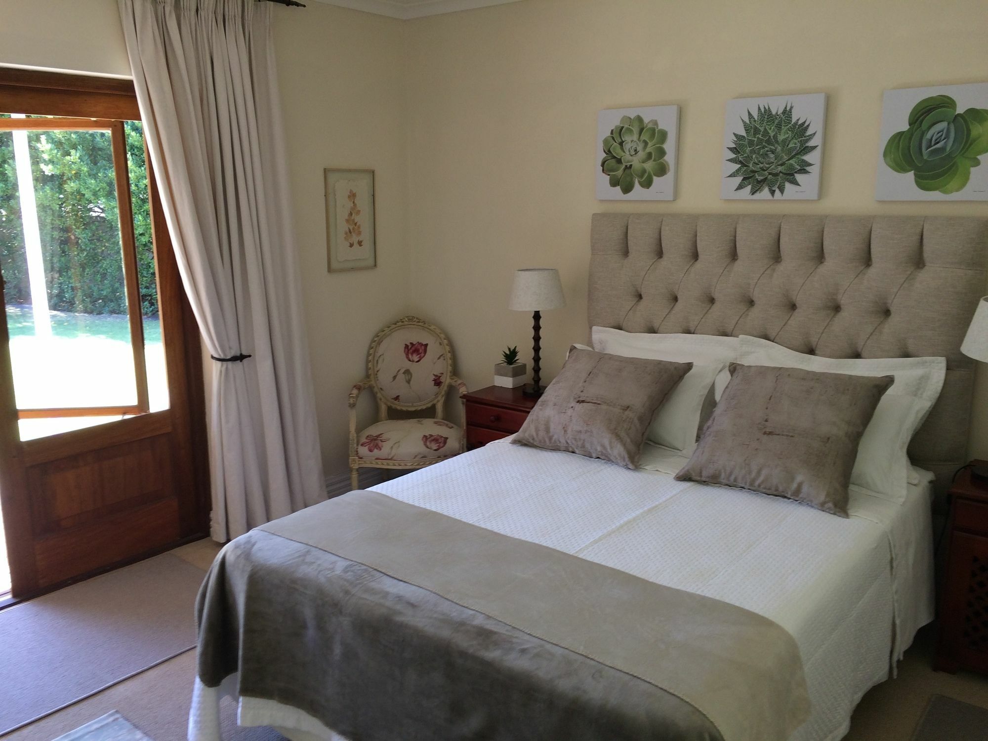 Bed & Breakfast Camelot In Constantia