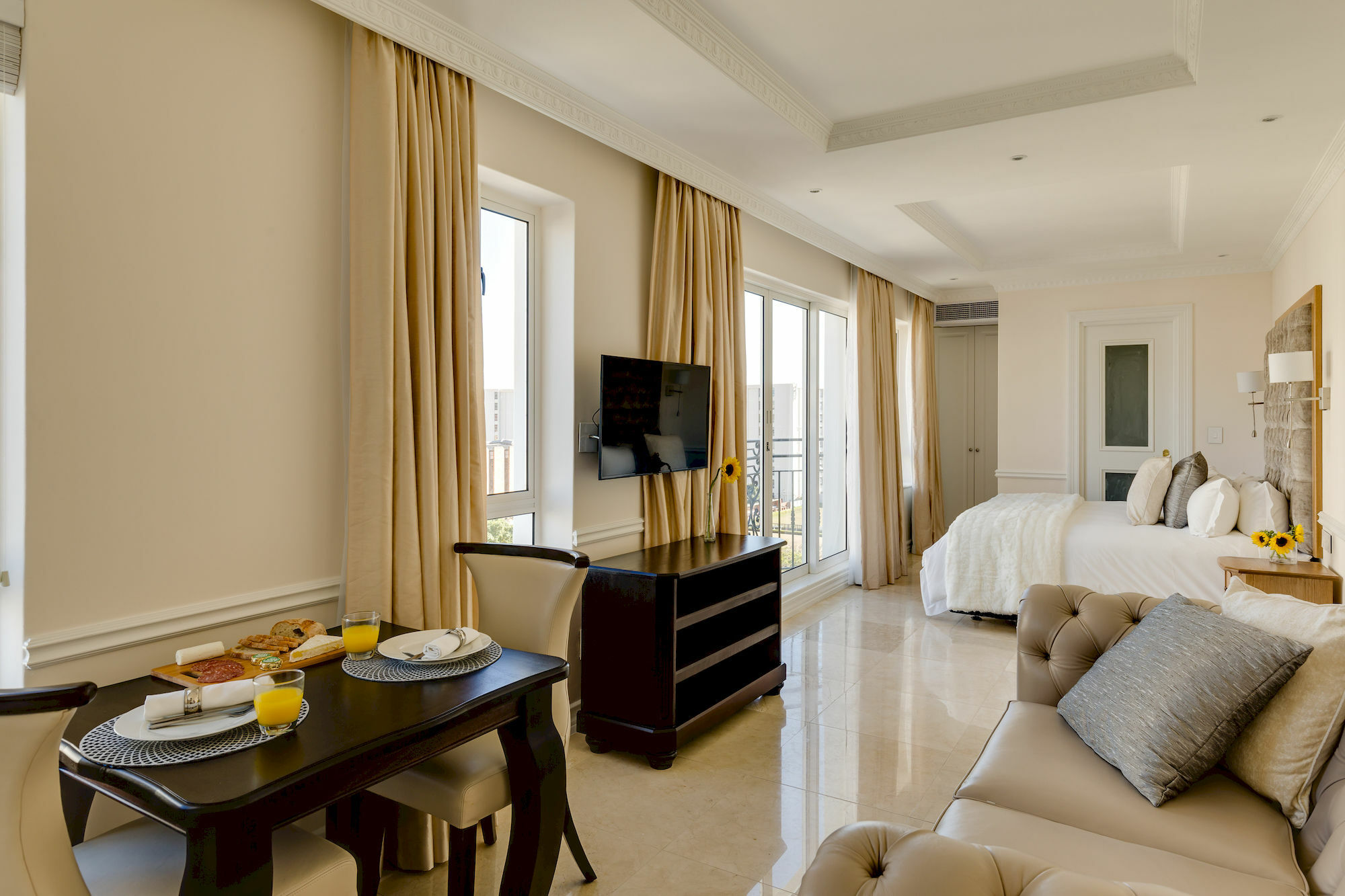 Versailles Luxury And * Cape Town