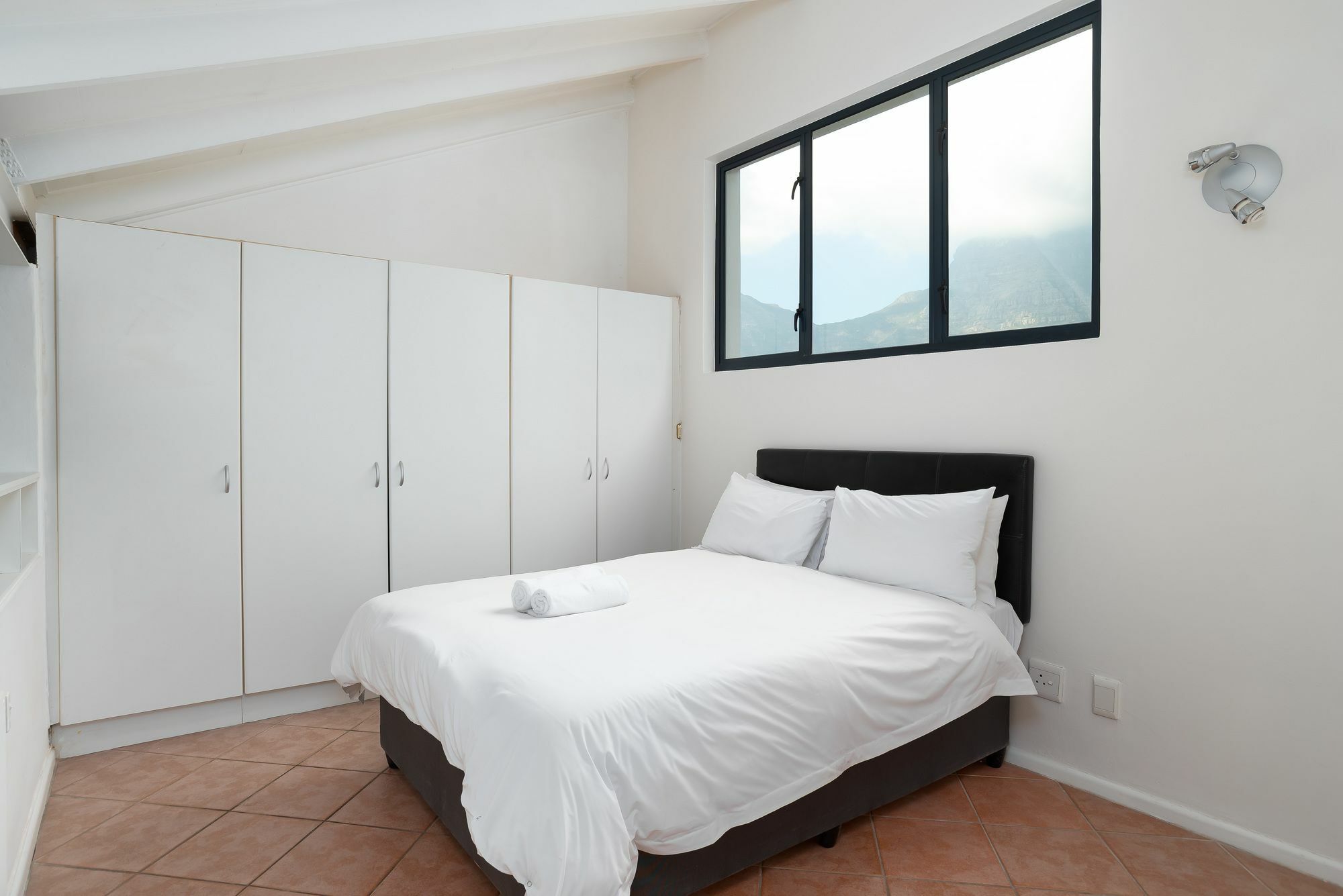 Courtyard On Higgo 6 *
