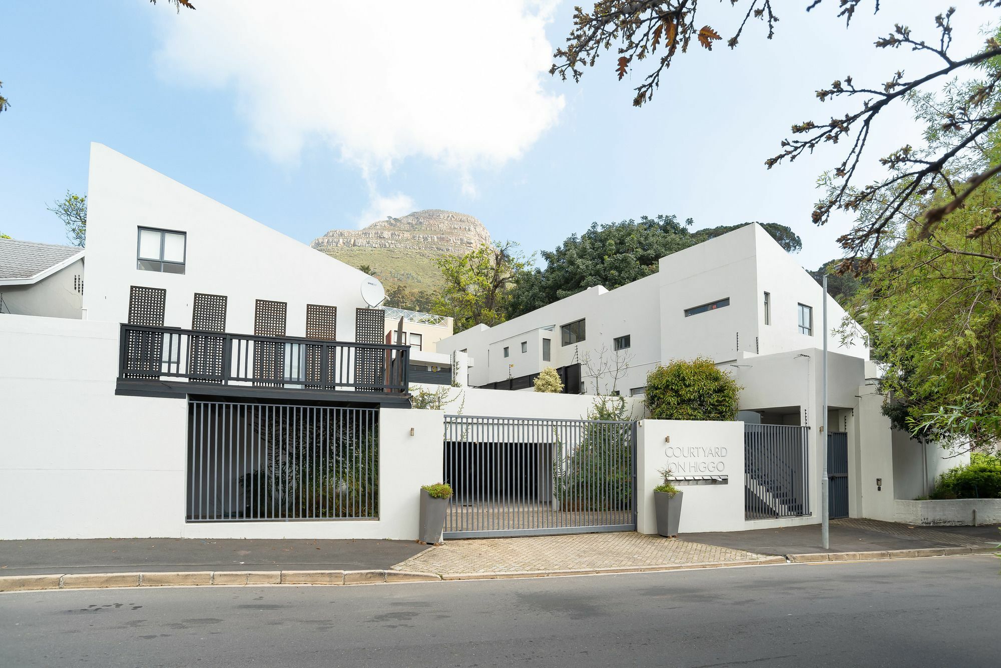 Courtyard On Higgo 6 Apartment