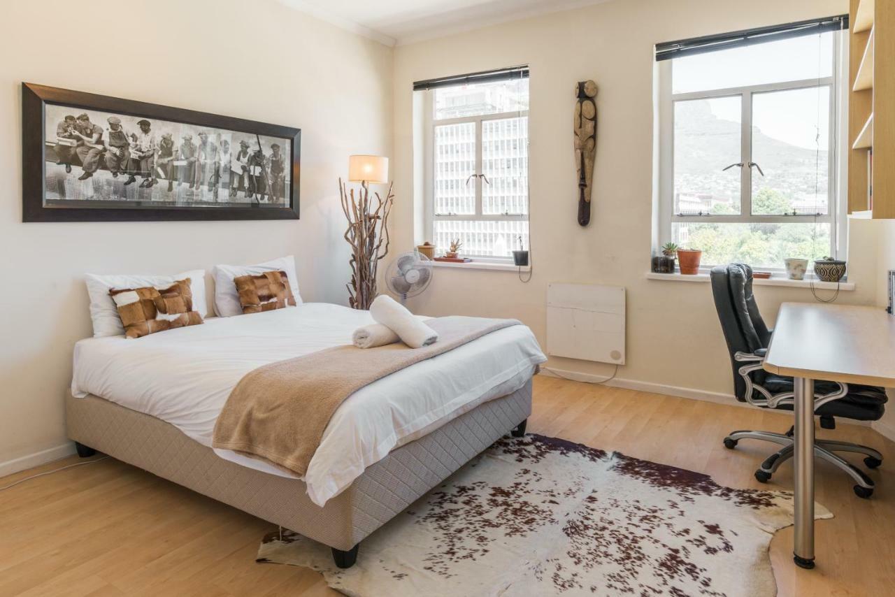 Apartment Table Mountain Views Pool Wi-fi And Gym Cape Town