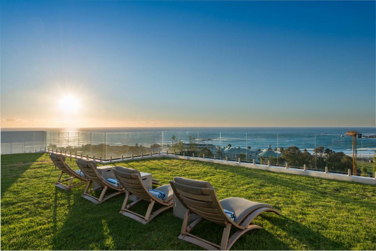 Sandpiper House: Stunning Ocean Views, Heated Pool & Large Garden *