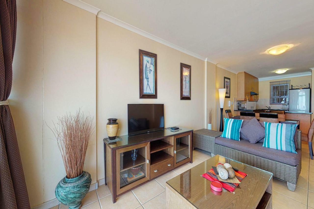 The Waves Crest, Bloubergstrand Apartment