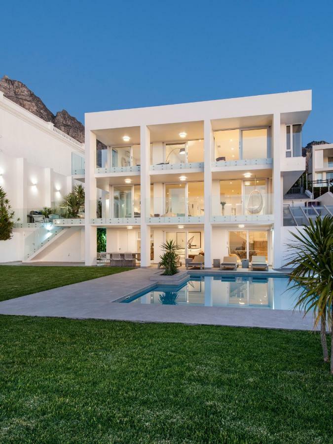 Villa Sandpiper House: Stunning Ocean Views, Heated Pool & Large Garden Cape Town