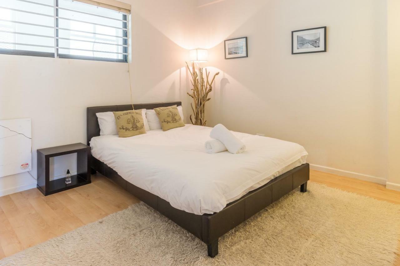 Apartment Table Mountain Views Pool Wi-fi And Gym Cape Town