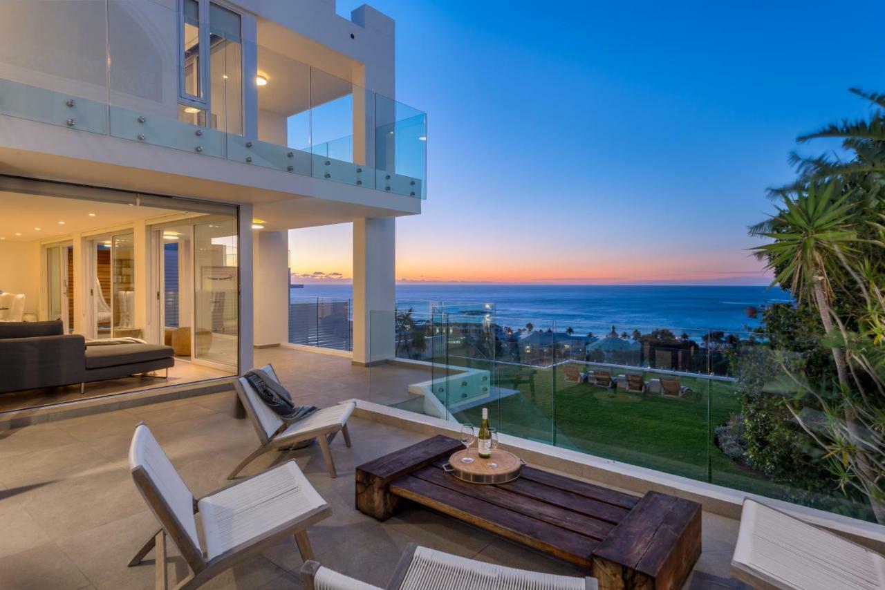 Villa Sandpiper House: Stunning Ocean Views, Heated Pool & Large Garden *
