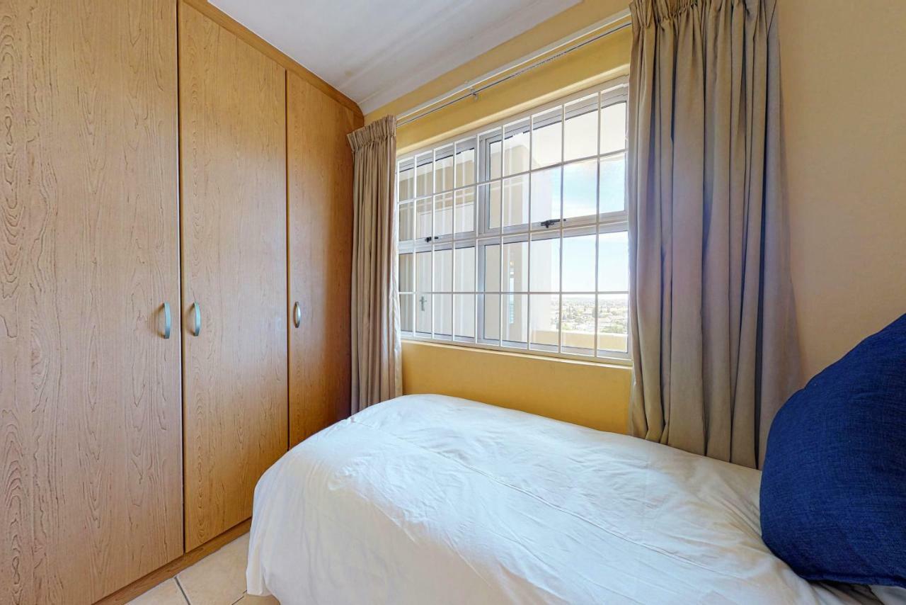 The Waves Crest, Bloubergstrand Apartment *